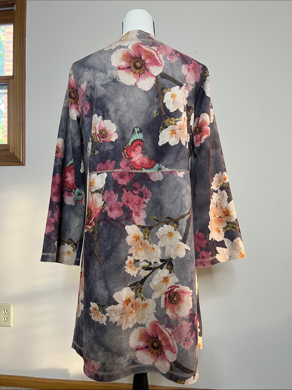 🌸🌺Solitaire Floral Open Front Long Coatigan in Charcoal with Pink & Cream - Picture 3 of 6